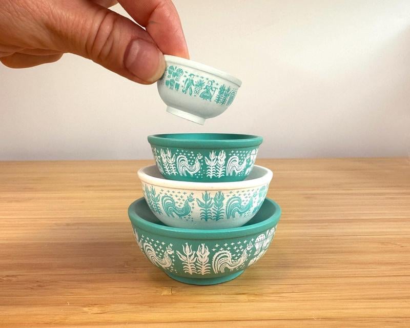 Miniature Pyrex-Inspired Mixing Bowls – Stackable Vintage Kitchen Display